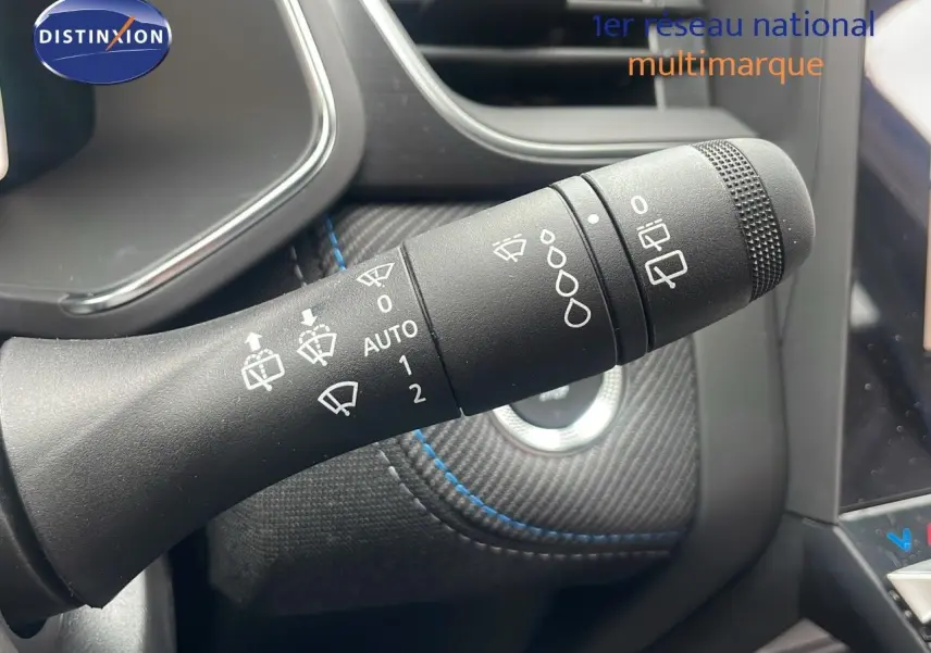 Gros plan sur la commande d'essuie-glace du tableau de bord d'un Renault Captur E-Tech bleu Iron Metal toit gris.