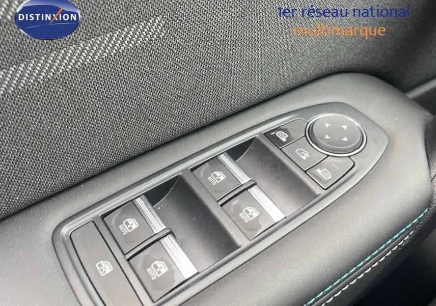 Commandes des vitres électriques et réglages des rétroviseurs sur la porte côté conducteur du Renault Captur E-Tech hybride 2025.