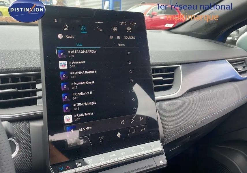 Intérieur du Renault Captur E-Tech 2025 montrant l'écran tactile central et la planche de bord avec finition grise.