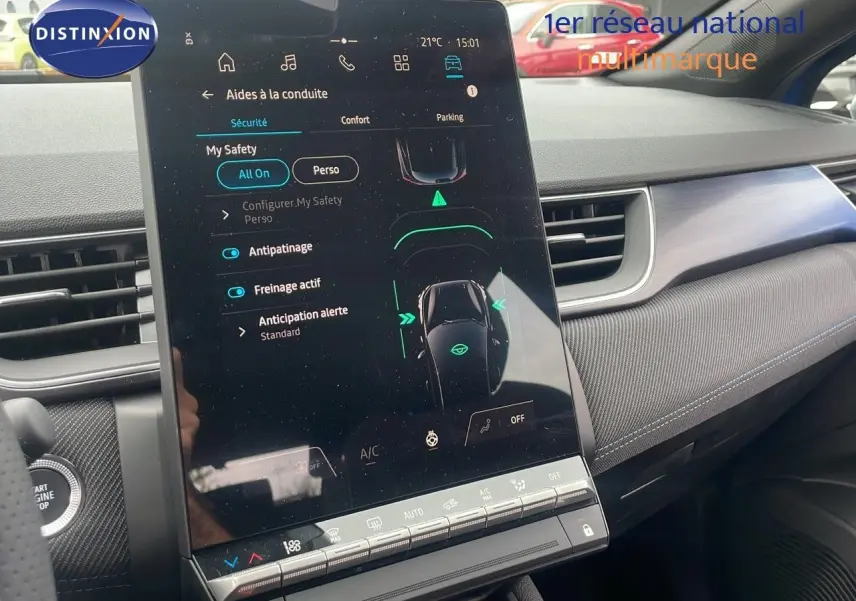 Tableau de bord intérieur du Renault Captur E-Tech Hybrid 2025 avec écran tactile central affichant les aides à la conduite.
