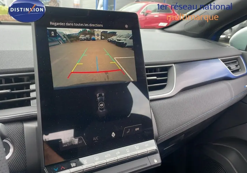 Vue intérieure du tableau de bord du Renault Captur E-Tech Hybrid 2025 avec écran tactile affichant la caméra de recul.