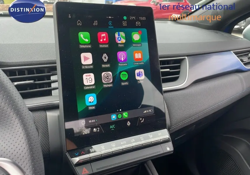 Écran tactile central allumé avec interface connectée dans le tableau de bord du Renault Captur E-Tech hybride 2025.