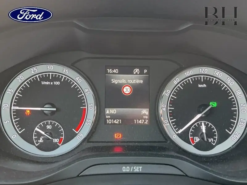 Tableau de bord du Skoda Kodiaq noir Magic Nacré, affichage numérique avec signalisation 30 km/h et compteurs analogiques.