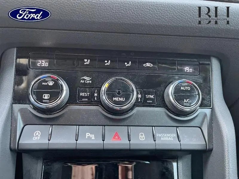 Panneau de commande de climatisation et sécurité intérieur du Skoda Kodiaq noir, avec réglages digitaux et boutons fonctionnels.