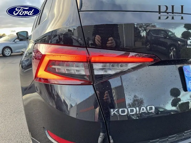 Feu arrière droit allumé sur SKODA KODIAQ noir Magic Nacré, vue rapprochée du hayon arrière côté droit.