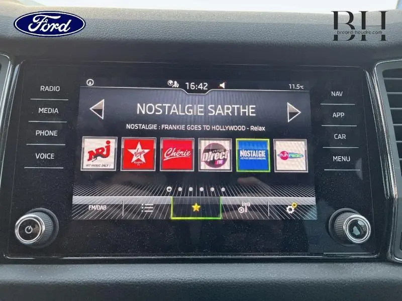 Écran tactile multimédia de la Skoda Kodiaq noir Magic vu de face, affichant la radio Nostalgie Sarthe