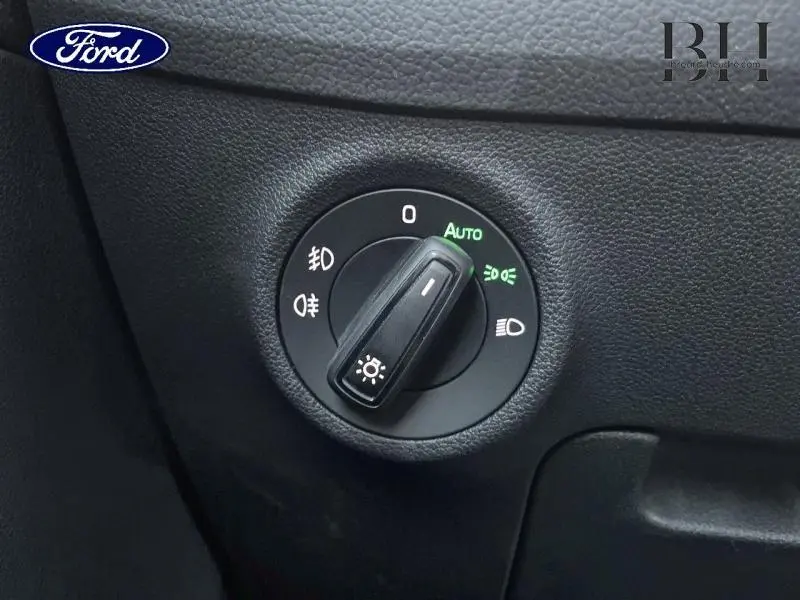 Sélecteur de phares en mode automatique sur tableau de bord noir texturé d'un Skoda Kodiaq noir Magic Nacré 2021