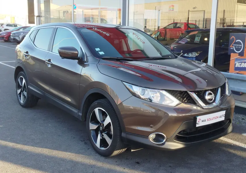 Nissan Qashqai bronze Ultime en 3/4 avant droit, mettant en valeur ses jantes noires et son design compact.