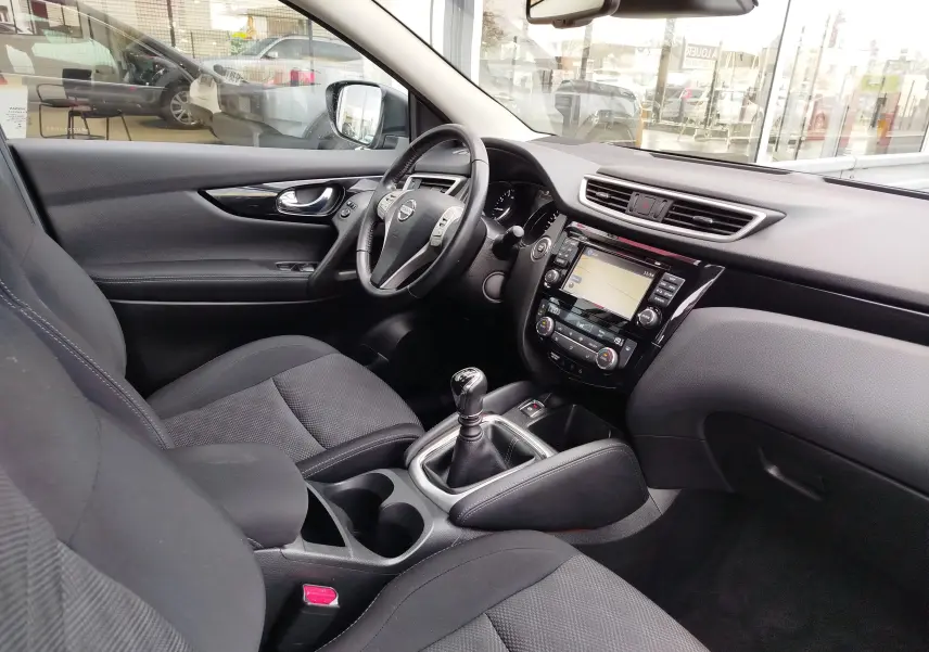 Vue arrière d'un Nissan Qashqai bronze Ultime 2017 avec feux arrière allongés et vitre arrière teintée.