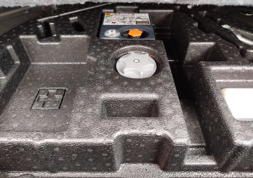 Écran de navigation du Nissan Qashqai 2017 montrant une carte avec l’Avenue du Maquis des Glières et l’option AUX active.