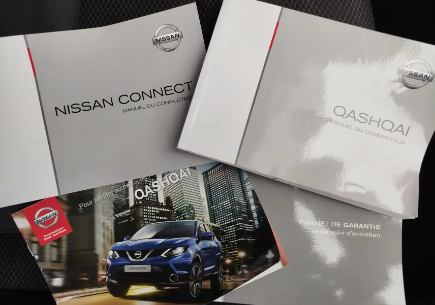 Écran de caméra de recul du Nissan Qashqai bronze Ultime, vue arrière et vue aérienne du véhicule en stationnement.