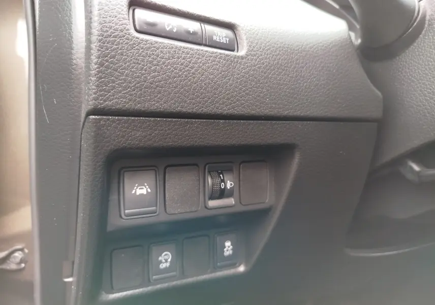 Écran central du système multimédia du Nissan Qashqai 2017 affichant la connexion au téléphone, boutons tactiles visibles.