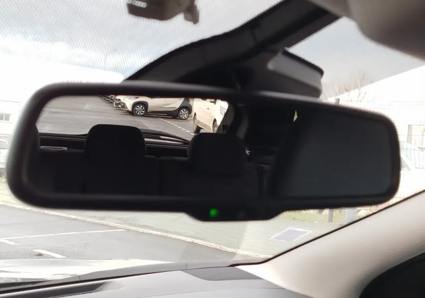 Vue latérale du siège arrière gris foncé du Nissan Qashqai 2017, montrant les ceintures et appuie-têtes.