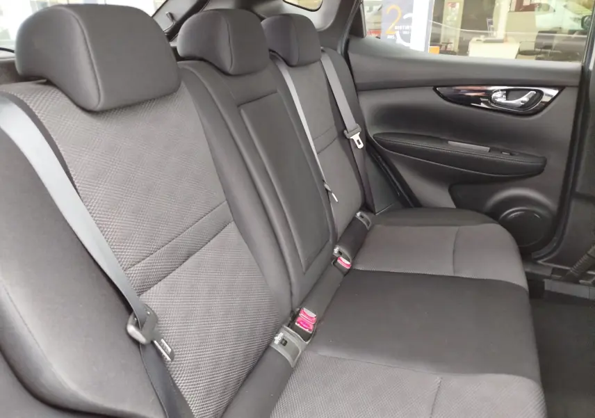 Gros plan sur la jante alliage bicolore noir et argent d’un Nissan Qashqai Bronze Ultime avec pneu Michelin.