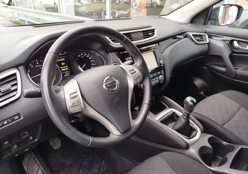 Vue de profil côté gauche d'un Nissan Qashqai 2017 bronze Ultime avec jantes alliage et vitres teintées.