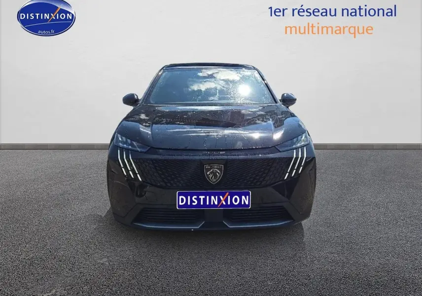 Vue avant d’un Peugeot 3008 noir 2025 avec phares LED et calandre distinctive au lion.