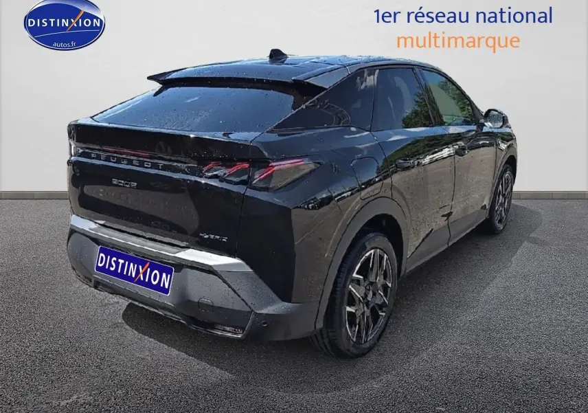Peugeot 3008 noir en 3/4 arrière droit, avec feux LED et jantes alliage visibles sur sol gris.