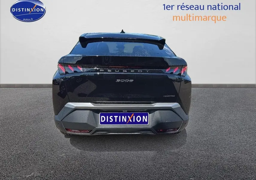 Vue arrière d’un Peugeot 3008 noir hybride 2025 avec feux LED et becquet arrière distinctif.