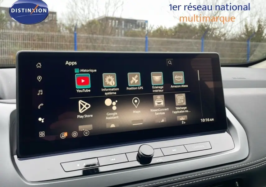 Écran tactile central du Nissan Qashqai 2025 affichant des applications, vue intérieure avant en plan rapproché.