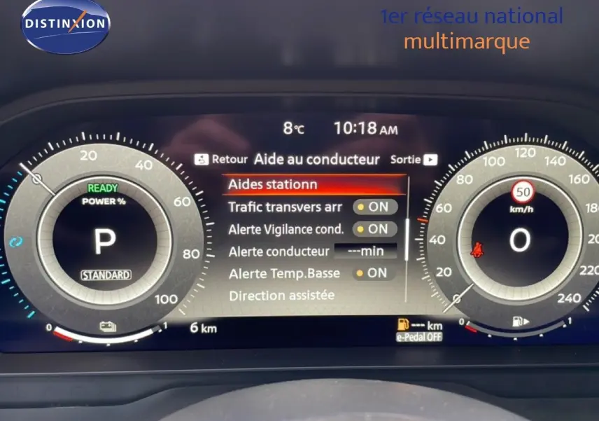 Tableau de bord numérique du Nissan Qashqai 1.5 E-POWER 2025 affichant les aides à la conduite et la vitesse à 0 km/h.
