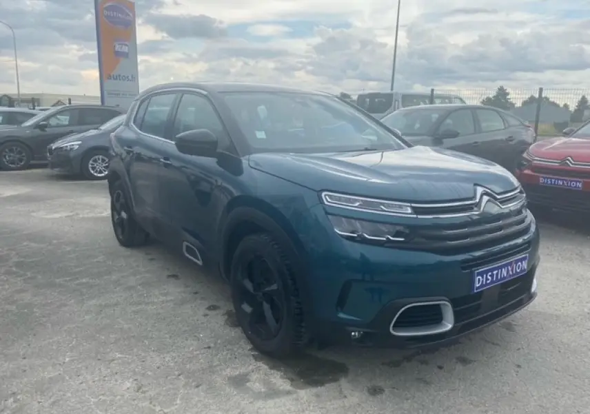 Citroën C5 Aircross bleu Tijuca 3/4 avant droit avec toit noir et jantes alliage noires.