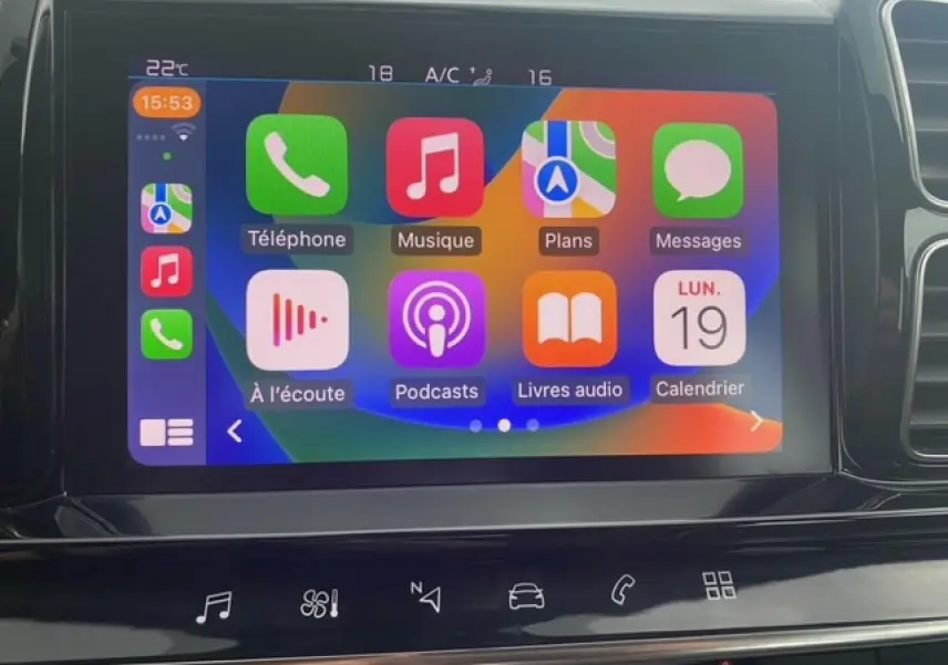 Écran tactile central du Citroën C5 Aircross 2021 montrant l'interface Apple CarPlay colorée en mode paysage.