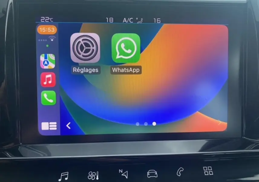 Écran tactile central du Citroën C5 Aircross 2021 montrant l'interface Apple CarPlay avec applications Réglages et WhatsApp.