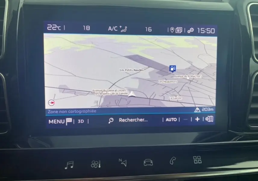Écran tactile du système de navigation CITROEN C5 Aircross 2021 affichant une carte en mode 3D, intérieur noir.