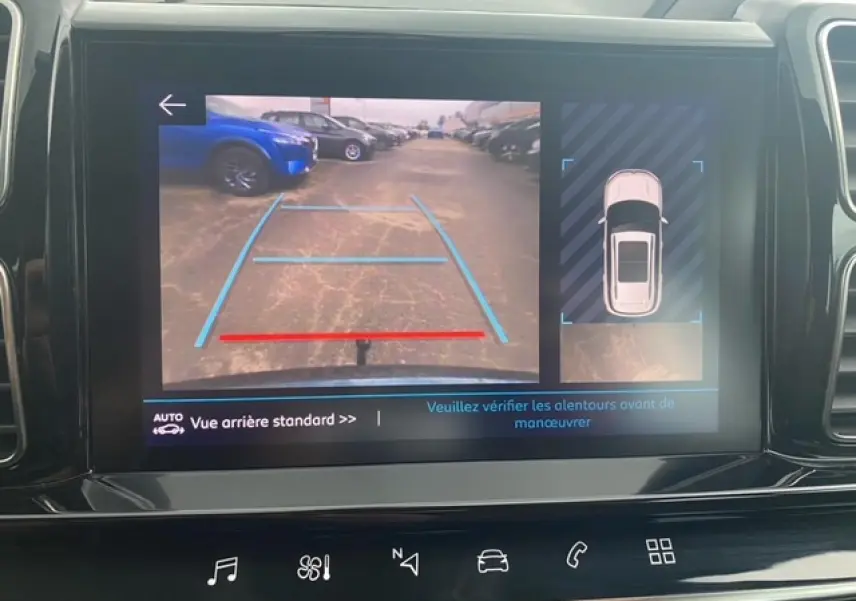 Écran tactile montrant la caméra de recul avec vue arrière standard et aide au stationnement du Citroën C5 Aircross bleu.