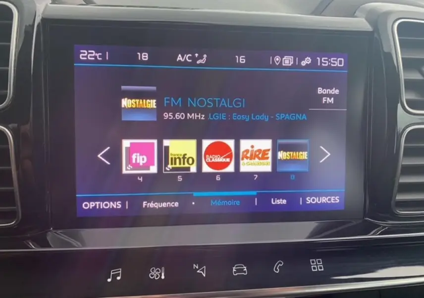 Écran tactile central du Citroën C5 Aircross 2021 affichant la radio FM Nostalgie avec interface moderne.