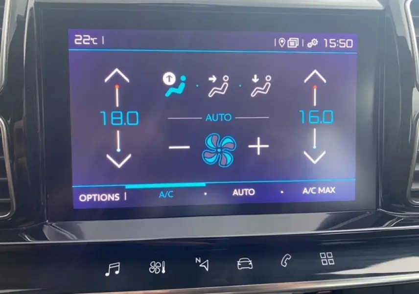 Écran tactile de la climatisation automatique bi-zone du Citroën C5 Aircross 2021, vue de face.