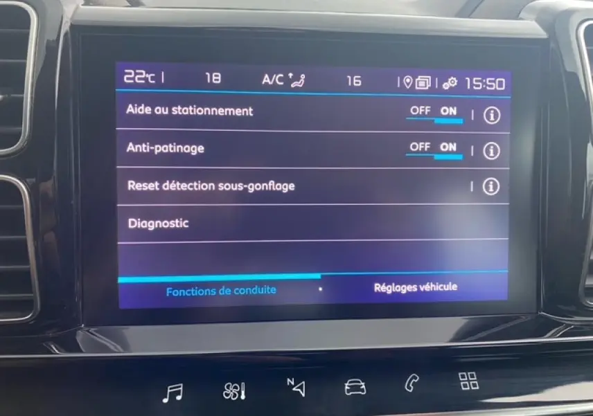 Écran tactile central du Citroën C5 Aircross 2021 affichant les réglages d’aide au stationnement et d’anti-patinage.