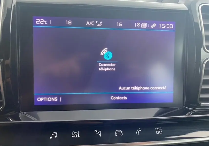 Écran tactile central du tableau de bord du Citroën C5 Aircross 2021, affichant la connexion Bluetooth téléphone.