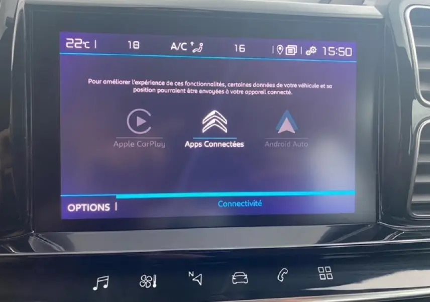 Écran tactile central du Citroën C5 Aircross 2021 montrant les options Apple CarPlay et Android Auto, intérieur noir.