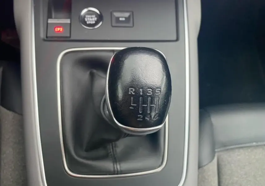 Gros plan sur le levier de vitesses manuel noir du Citroën C5 Aircross 2021, entouré de garniture intérieure sombre.