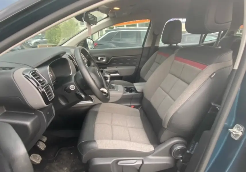 Vue intérieure côté conducteur du Citroën C5 Aircross 2021 bleu, sièges tissu et cuir gris avec bande rouge.