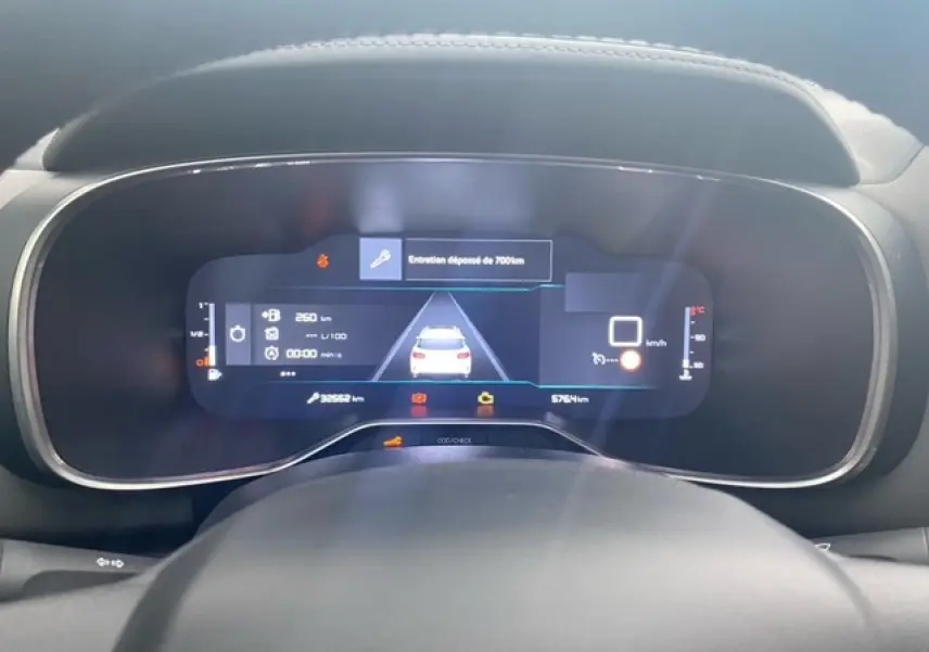 Tableau de bord numérique du Citroën C5 Aircross 2021, affichage caméra de recul et informations de conduite.