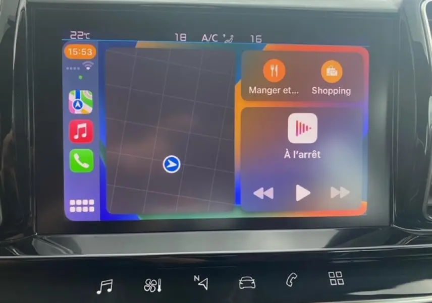 Écran tactile central du Citroën C5 Aircross 2021 affichant navigation et commandes multimédia.