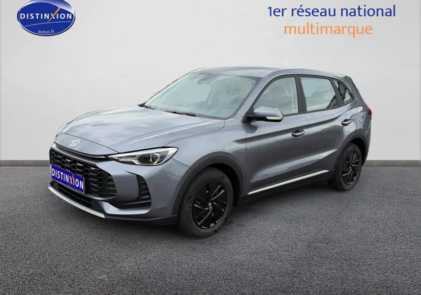 Vue 3/4 avant d’un MG ZS Hybrid gris 2026 avec jantes noires et calandre noire distinctive.