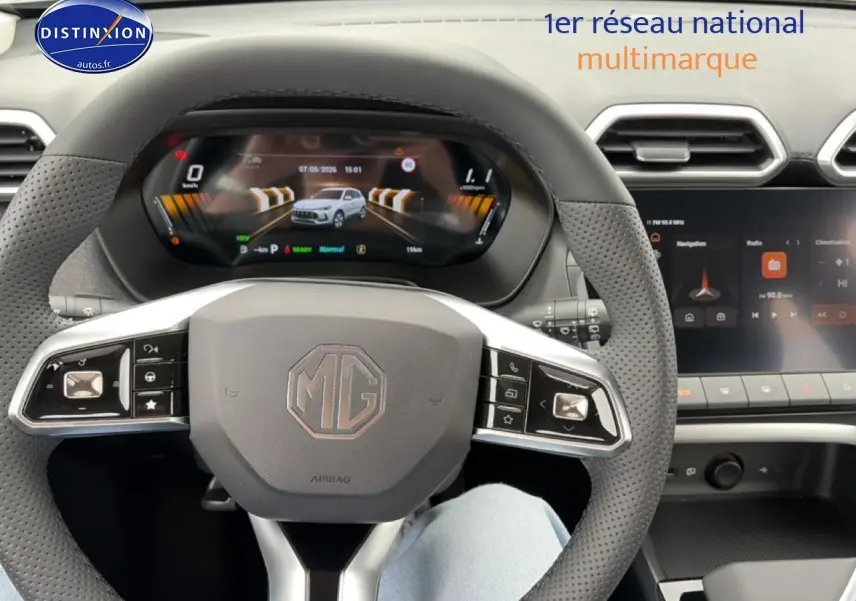 Vue intérieure centrée sur le volant gris perforé et le tableau de bord numérique du MG ZS Hybrid 2026.