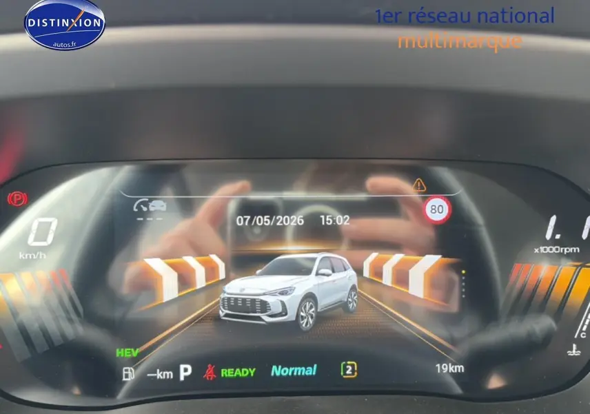 Affichage numérique du tableau de bord montrant une MG ZS grise en vue 3/4 avant avec indications de conduite.