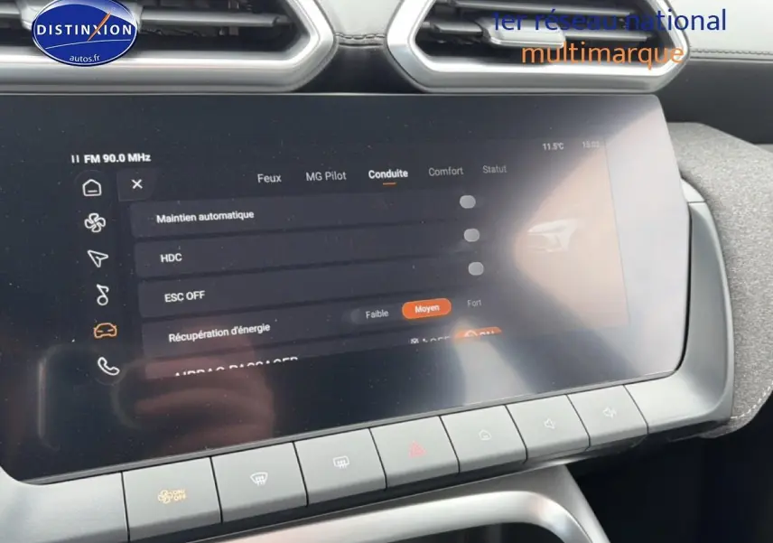 Écran tactile central du MG ZS Hybrid 2026 gris, affichant les réglages d’aide à la conduite, vue rapprochée intérieure.