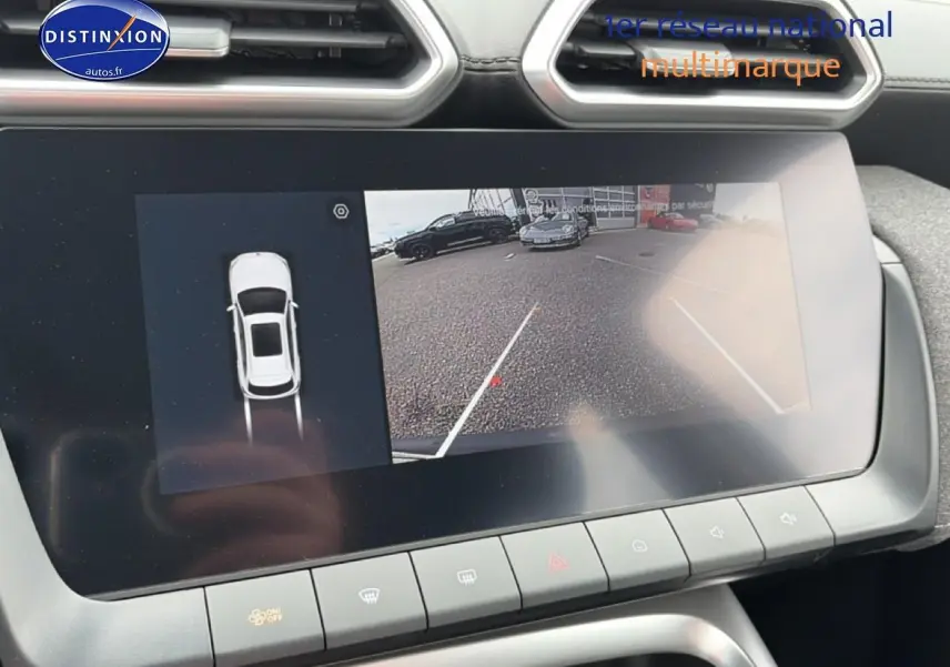 Écran tactile intérieur du MG ZS Hybrid 2026 montrant la caméra de recul et l’aide au stationnement.