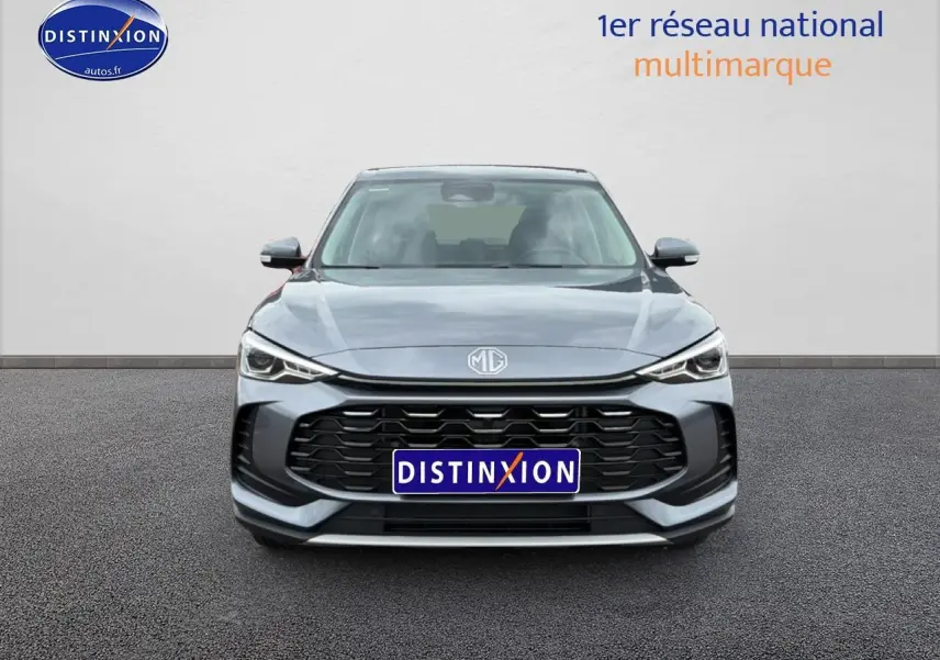 Vue de face du MG ZS Hybrid 197 gris 2026 avec calandre noire et phares LED fins, sur fond neutre.