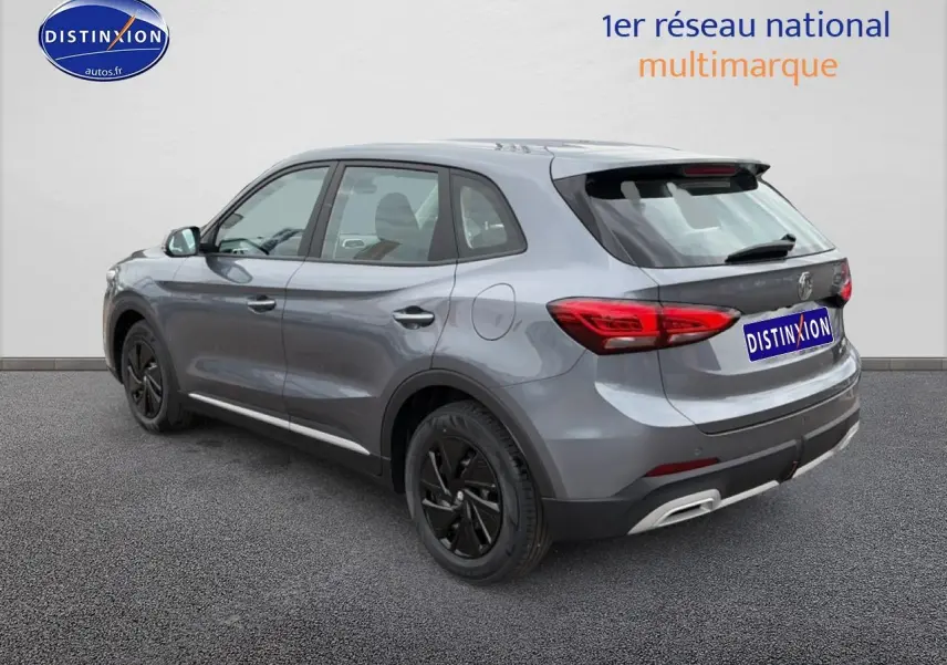 Vue 3/4 arrière droite du SUV MG ZS Hybrid gris avec jantes noires et feux arrière LED visibles.