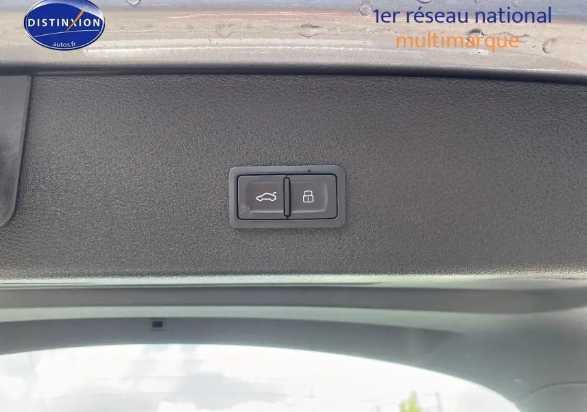 Boutons d'ouverture et de verrouillage du coffre sur la partie intérieure du hayon d'un Audi Q8 E-TRON gris.