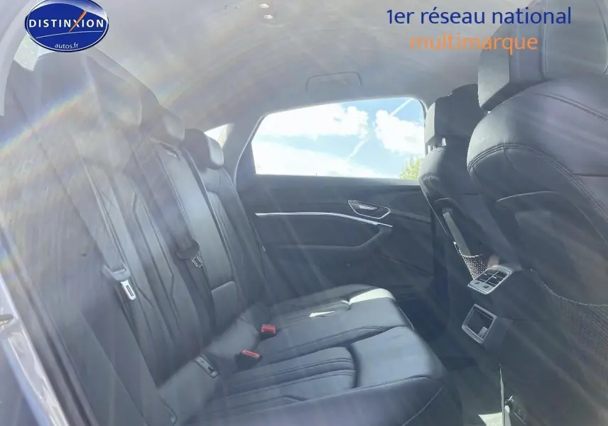 Vue intérieure arrière droite des sièges en cuir noir de l'Audi Q8 E-TRON 55 408 avus quattro 2022.