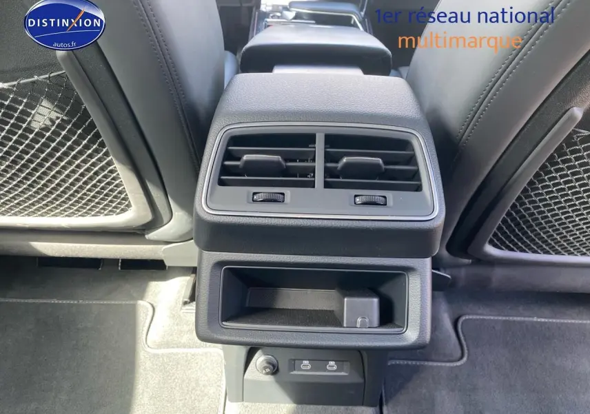 Vue rapprochée de la console arrière grise de l’Audi Q8 E-TRON 55 408 avus quattro avec bouches d’aération et ports USB.