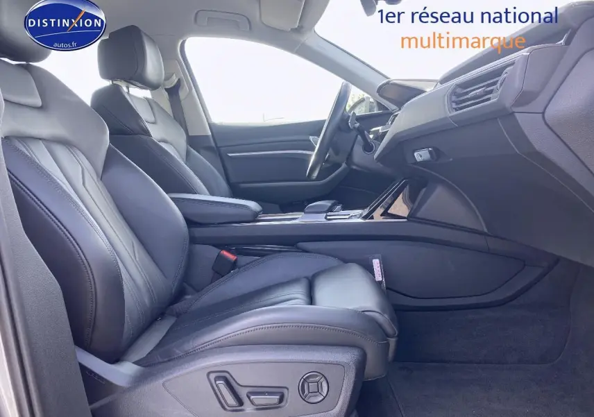 Vue intérieure côté droit de l'Audi Q8 E-TRON 55 408 avus quattro 2022 avec sièges cuir noir et console centrale.