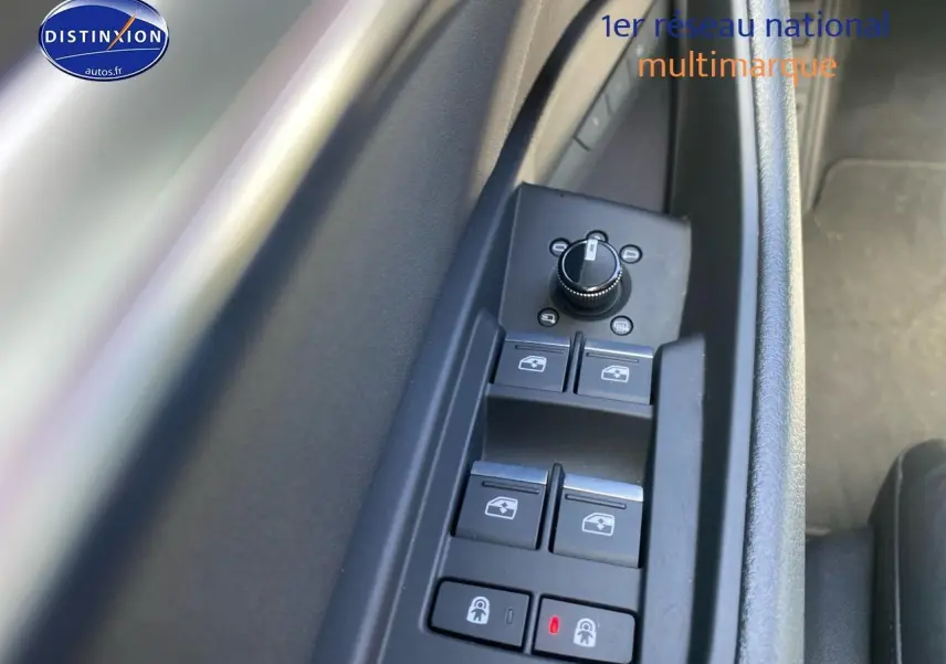 Gros plan sur les commandes de lève-vitres et rétroviseurs côté conducteur d’un Audi Q8 E-Tron gris.